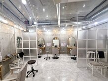 スリーセブントウキョウ(37-Tokyo)の雰囲気（白とコンクリートにナチュラルがアクセントの明るいサロン）