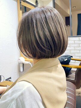 アヴァロン(AVALON) 大人ショートボブ、白髪ぼかしハイライト、丸みくびれ【BISA】