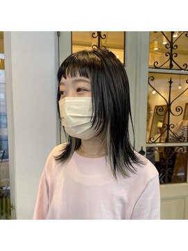 マウロア(MAULOA) “ストレートウルフ　インナーカラー　オン眉”中西英美子