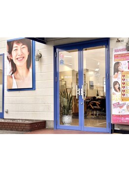 温かい雰囲気の中で、ベテランスタイリストが一人ひとりの髪質を改善し、美しさを一層引き立てます！