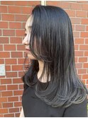 ダークアッシュの中にでる抜け感のある大人スタイル