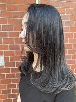 アウリンコ(aurinco) ダークアッシュの中にでる抜け感のある大人スタイル