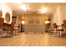 アジュテ(ajouter)の雰囲気（木の素材を活かした落ち着いた店内♪[髪質改善/縮毛矯正]）