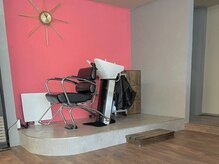 ローダ ヘアデザイン Roda hair designの雰囲気（シャンプー台はアイランド式♪こだわりのタイル壁もポイント！）