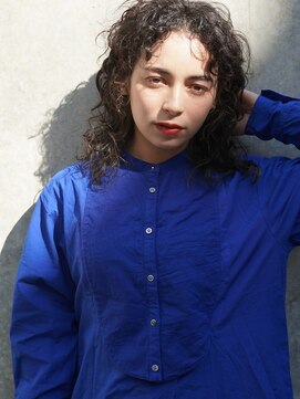 イリ(iri) 〈iri〉パーマスタイル/ミディアム/透明感