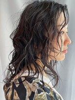 イトシテ&nbsp;ミディアム×ナチュラルソバージュ×黒髪【本多身和子】