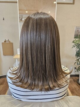 キー(Kii) ハイライト × カーキブラウン