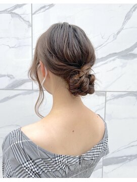 マノハル(MANOHARU) 【わだロング】マロンベージュ　カジュアルシニヨンアレンジ