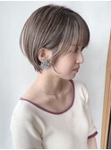 ベージュハイライトカラー耳かけ丸みショートボブ