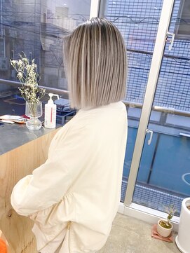 ミラ 新宿(MILA) 外国人風バレイヤージュ/ホワイトシルバー/切りっぱなしボブ