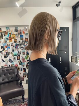 クイン(qin) 切りっぱなしボブ×ミルクティーベージュ