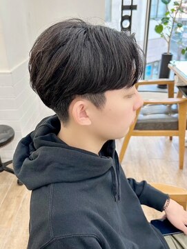 ネオリーブ クーロ メゾン 横浜(Neolive curro Maison) 韓国センターパート×黒髪ツーブロック[メンズ]