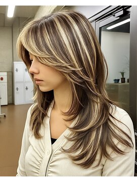 ヌエン 渋谷(NU/EN) 海外ガールレイヤーカット/バタフライカット/ハッシュカット