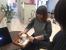 Lily日吉ではカフェのようなドリンクとお茶菓子のサービス♪オープン以来、多くのお客様に大好評です☆