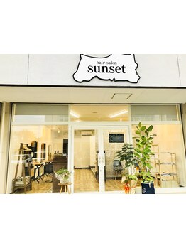 プライベート空間で"一人ひとりの時間を大事に"。白を基調とした店内で日常を忘れて癒しのサロンtimeを♪