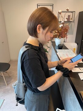 メデル(mederu) ケアブリーチカラー透け感カラーベージュ丸みボブ20代30代40代