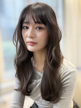 透明感グレージュ/ 低めレイヤーでゆる巻スタイル