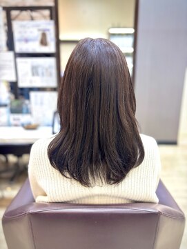 トレセッテ(tre sette) 寒色系ブラウンカラー/動きとまとまりのあるミディアムスタイル