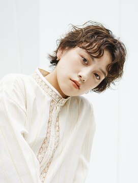 ベチカ(vetica) 10代20代30代40代50代/エッジの効いた強めパーマショート