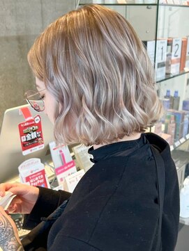 セル(CELL) ホワイトベージュ　ハイライトカラー　ウェーブ巻き　ハイトーン