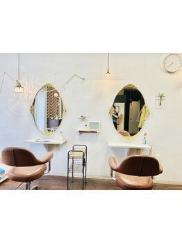 少人数制だからこそ叶う丁寧なカウンセリングと施術。落ち着いた空間で、周りを気にせずゆったり過ごせます