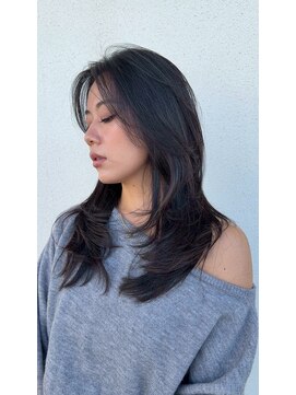 ジゼルアライ(gisele arai) 動きと抜け感をつくる大人レイヤー