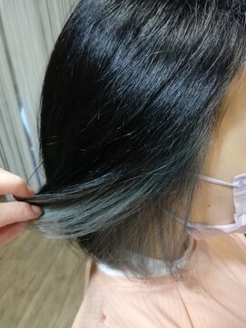 ヘアーズアビリティー(HAIR'S ability) くすみブルーのインナーカラーで大人ボブ。