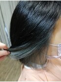 くすみブルーのインナーカラーで大人ボブ。