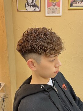 グルーマーズトウキョウ(GROOMER/S TOKYO) スペインカール　フェード　外国人風　ショート　メンズパーマ