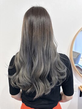 ヘアーサロン 銀 グラデーショングレーカラー