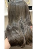 透明感と艶感たっぷりのグレージュカラー