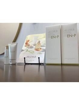 【ALORB取り扱いサロン】クセやうねりでお悩みの方必見！髪質を見極め、あなたにぴったりの施術をご提案♪