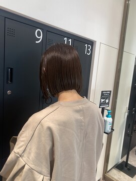 ブランコトレス 烏山店(BLANCO tres) 内に入る切りっぱなしボブ