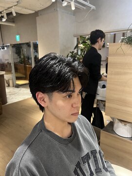 ウノプリールヴァモス(unopulir Vamos) 30代メンズ大人髪型センターパート黒髪