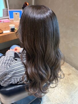 ナチュラル ヘアーデザイニング(Natural hair designing) 暗髪グレージュ/ロングレイヤーで艶めく抜け感/ふわっと揺れる髪