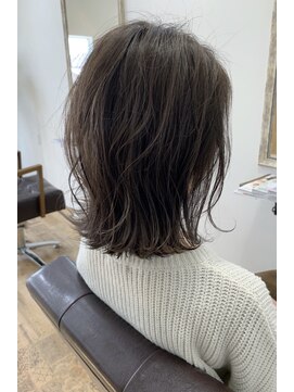 レヴィー(Revie) アッシュベージュくびれボブ