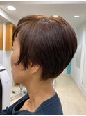 明るいベージュで秋らしいショートヘア