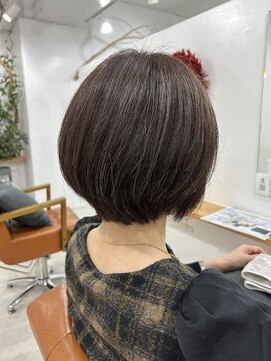 シーバイトリコ 市川(SEA by tricot) 明るい白髪染め/前下がりショートボブ