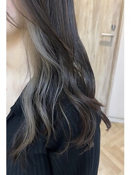 シェリ(Cheri) レイヤーカットとイヤリングカラーでミルクティーベージュ