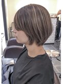 ナチュラルハイライトのショートヘア
