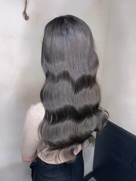 エヴリンアンドペイジ(Evelyn&paige) 赤み抹消オリーブベージュ〈神戸・元町・三ノ宮〉