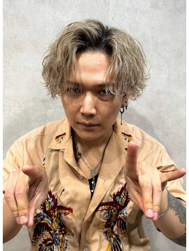 エデンバイトゥルークリエイション(EDEN by True Creation) ツーブロックセンターパートツイストスパイラル波巻きブロンド