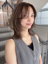 アイリス(AIRIS)&nbsp;顔周りレイヤー　ミディアム　ウルフ　くびれヘア　外ハネ