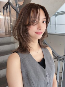 アイリス(AIRIS) 顔周りレイヤー　ミディアム　ウルフ　くびれヘア　外ハネ
