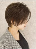 大人可愛い20代、30代、40代　前下がり丸みくびれショート