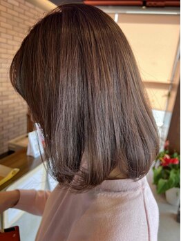 “酸性ストレート”で、ダメージレスに自然なストレートヘアを☆経験豊富なスタイリストが施術します。