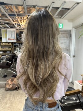 ロア インターナショナル 新宿店(LoA International) むすべば暗めに見えるバレイヤージュ・大人ロングレイヤーカット
