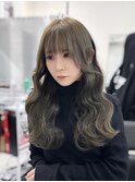 オリーブグレージュ×ウェーブヘアでフェミニンロング
