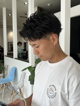 エミュ(emu.) 動きと束感で魅せる、軽やかフェザーパーマ」