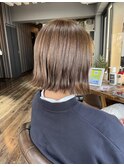 ラベージュ・暖色系ベージュ・切りっぱなし前下がりボブ